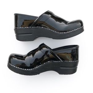 Size 39 Black Patent Leather Dansko cabrio clogs